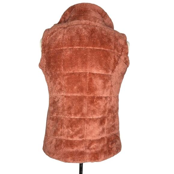 U). New York & Company Sleeveless Fuzzy Sherpa Quilted Vest Mauve Brown X-Small - Picture 9 of 10